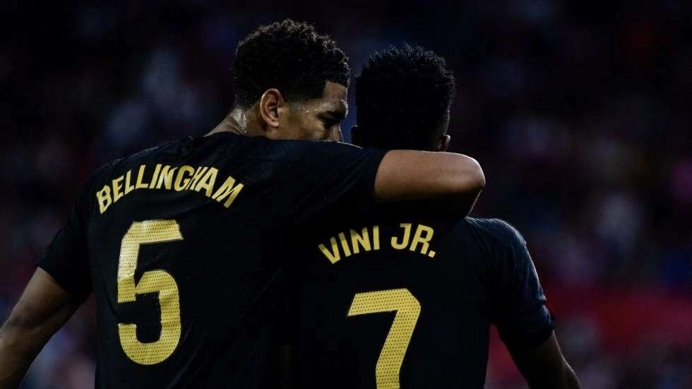 Vini Jr “está focado no trabalho” após insultos racistas, afirma técnico do Real Madrid