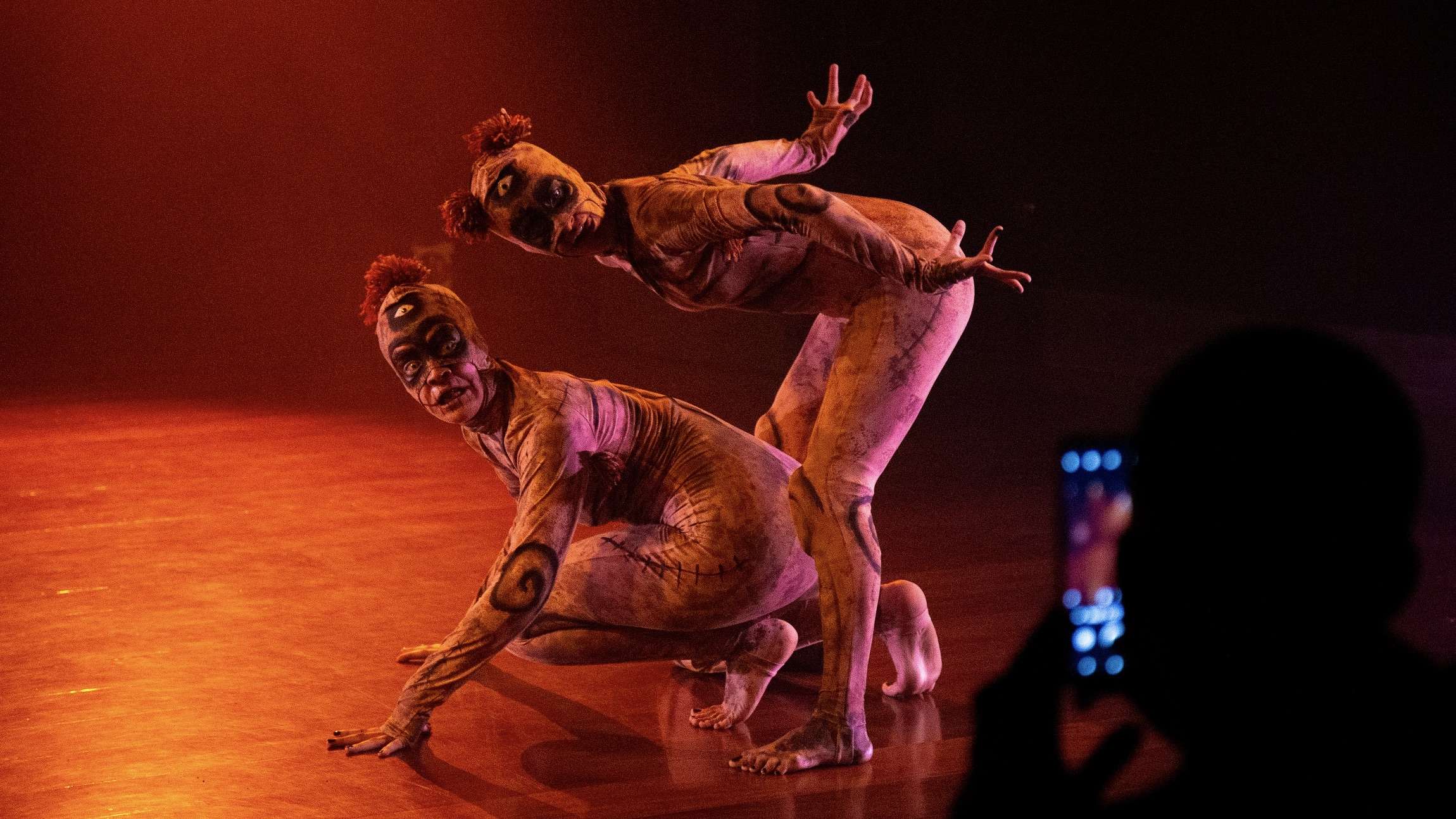 Programação variada no Teatro Gamboa: exposição gratuita, stand-up comedy "Armengue" e espetáculo "Malasombra.
