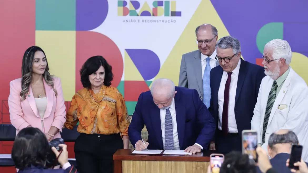 O presidente Luiz Inácio Lula da Silva sanciona lei que regulamenta a profissão de sanitarista, reforçando o papel no SUS.