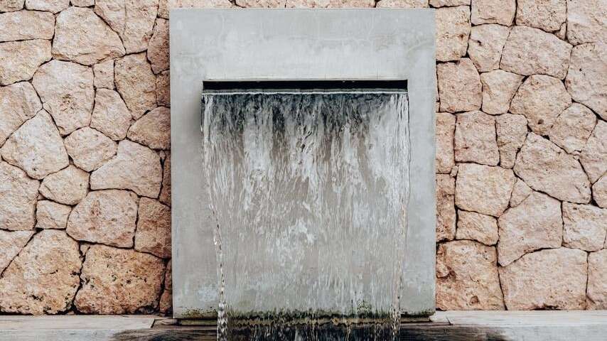 Cascatas em Piscinas: A solução refrescante e estética para enfrentar o calor da primavera e verão.