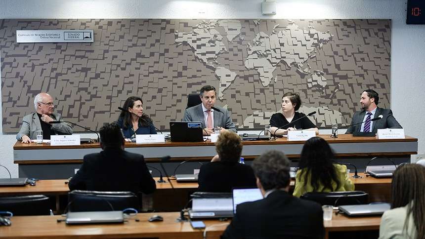 Especialistas defendem regulação de plataformas digitais para sustentabilidade da comunicação