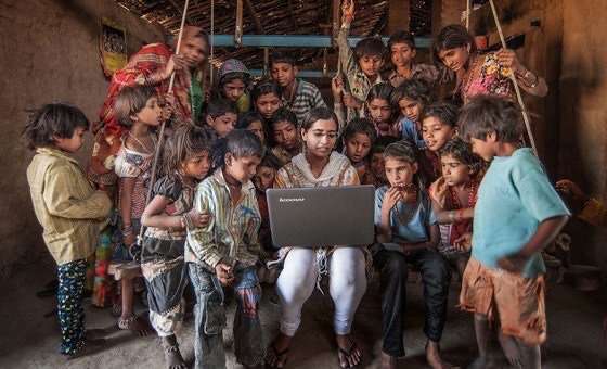 Iniciativa global giga expandirá acesso à internet em escolas de 30 países, incluindo o Brasil.