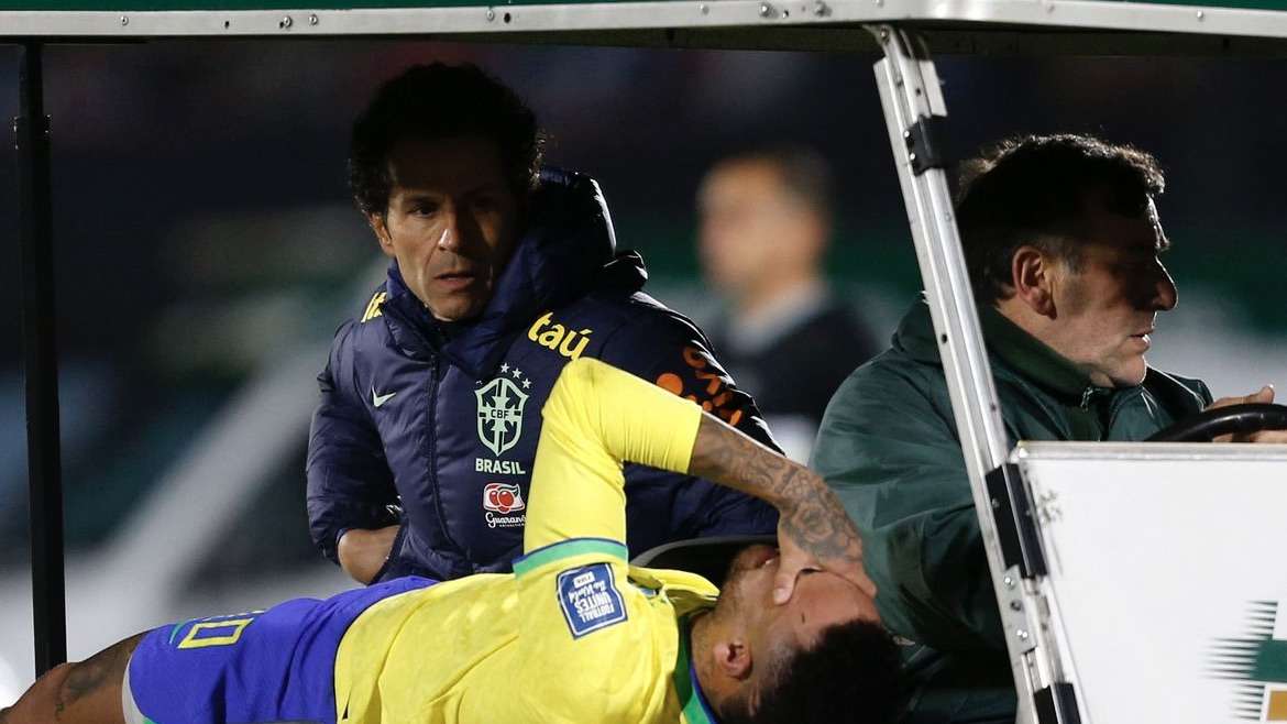 Neymar passa por cirurgia no joelho esquerdo após lesão grave.