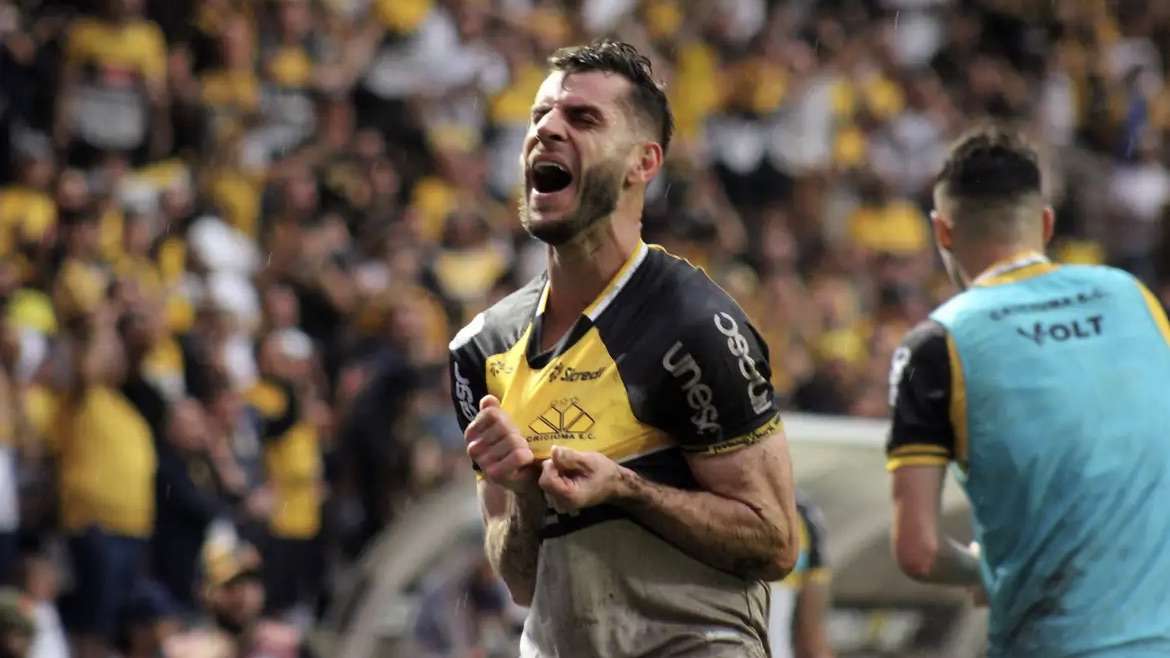 Criciúma vence e retorna à série A do Brasileirão após nove anos