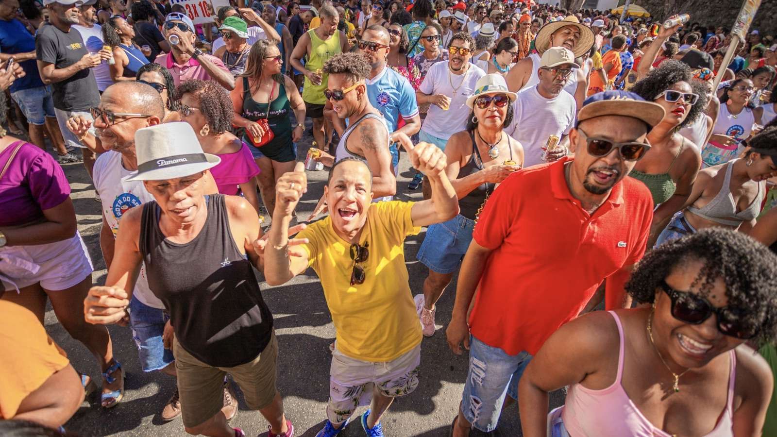 Caminhada do Samba: Desfile de nove blocos anima o centro de Salvador com clima carnavalesco