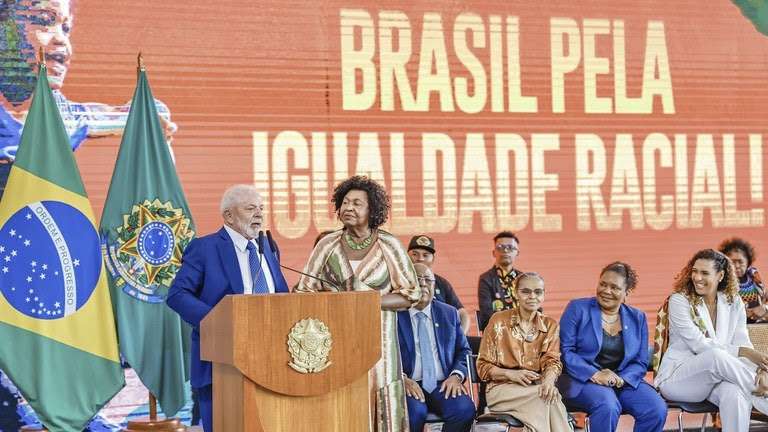 Pagamento de uma dívida histórica”, diz presidente Luiz Inácio Lula da Silva ao assinar medidas pela igualdade racial