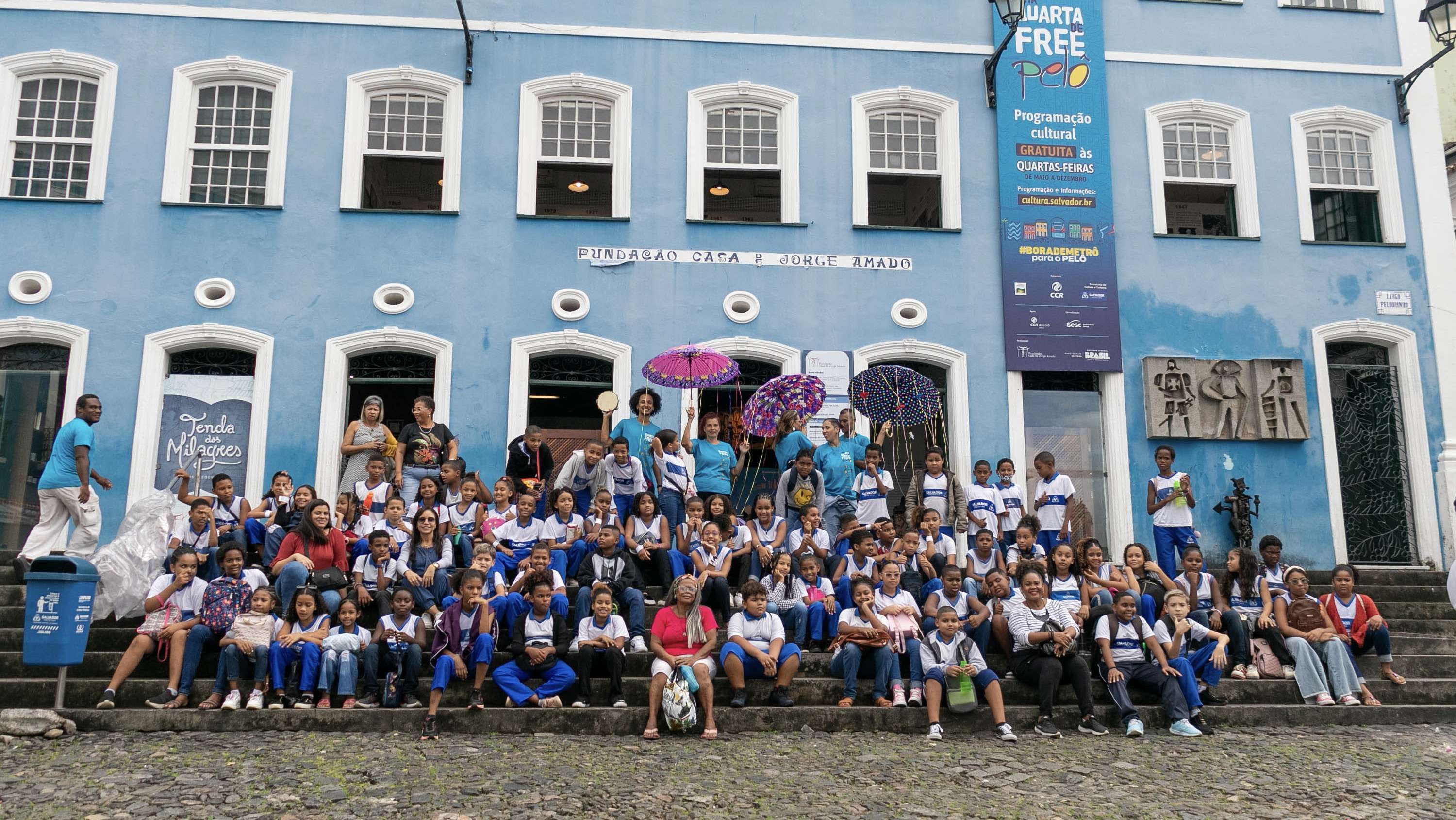 Uma Quarta de FreePelô: Espetáculo Mariar: um mar de poesias encanta jovens do instituto João Carlos Paes Mendonça.