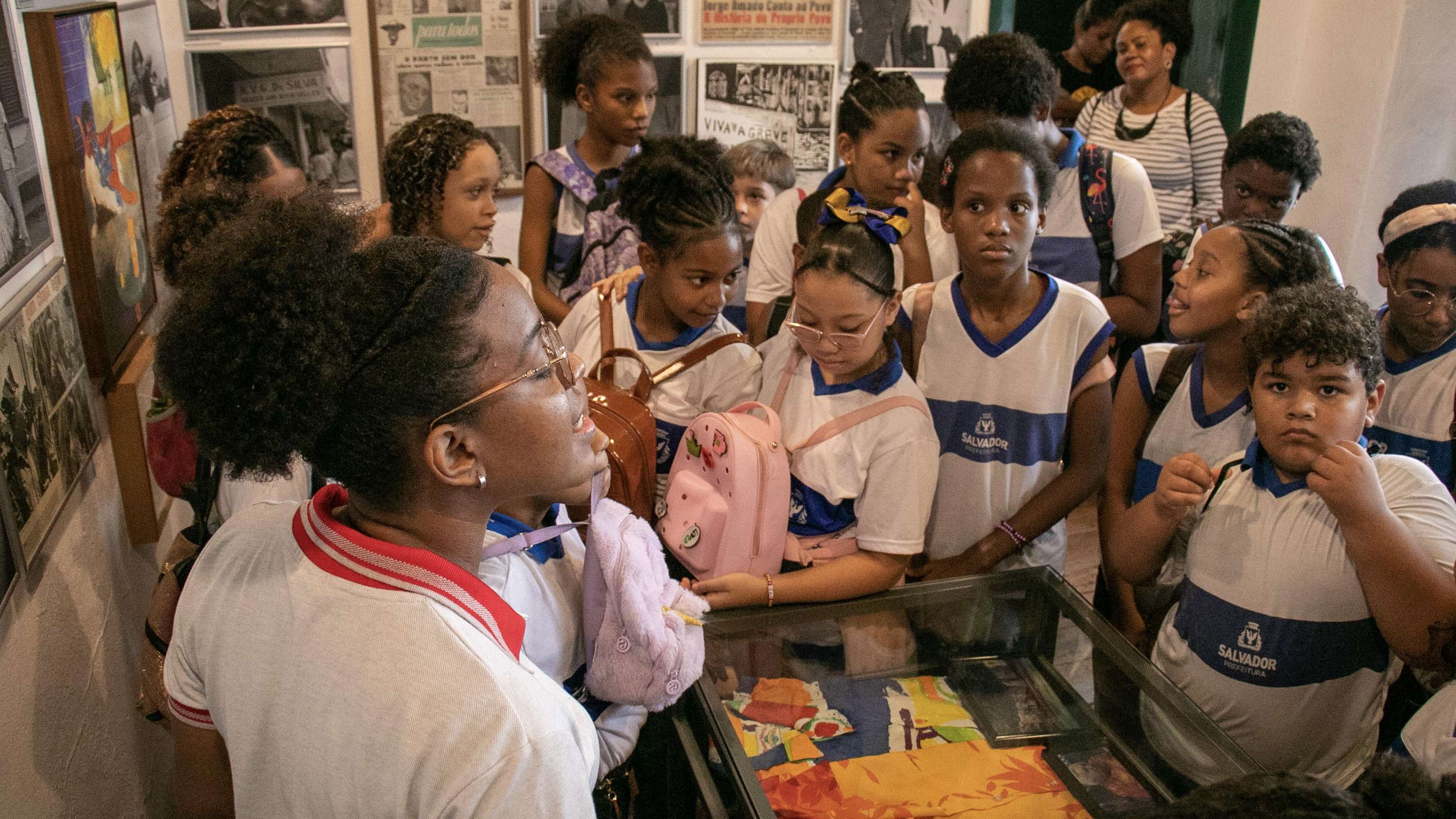Jovens da Ilha de Maré se aventuram na Baía de Todos os Santos para encontro com autora mirim Luiza Meireles