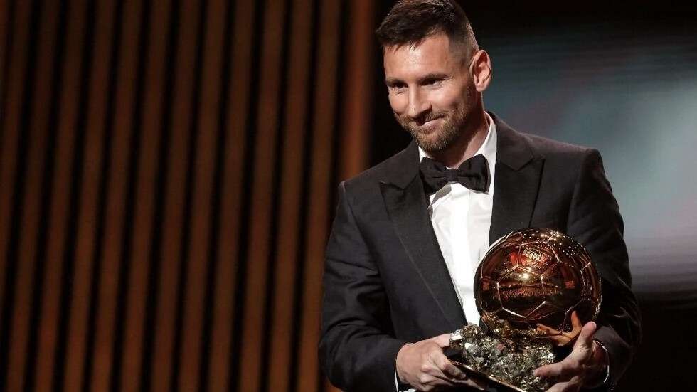 Última dança da bola de ouro: Messi celebra a oitava e anuncia despedida