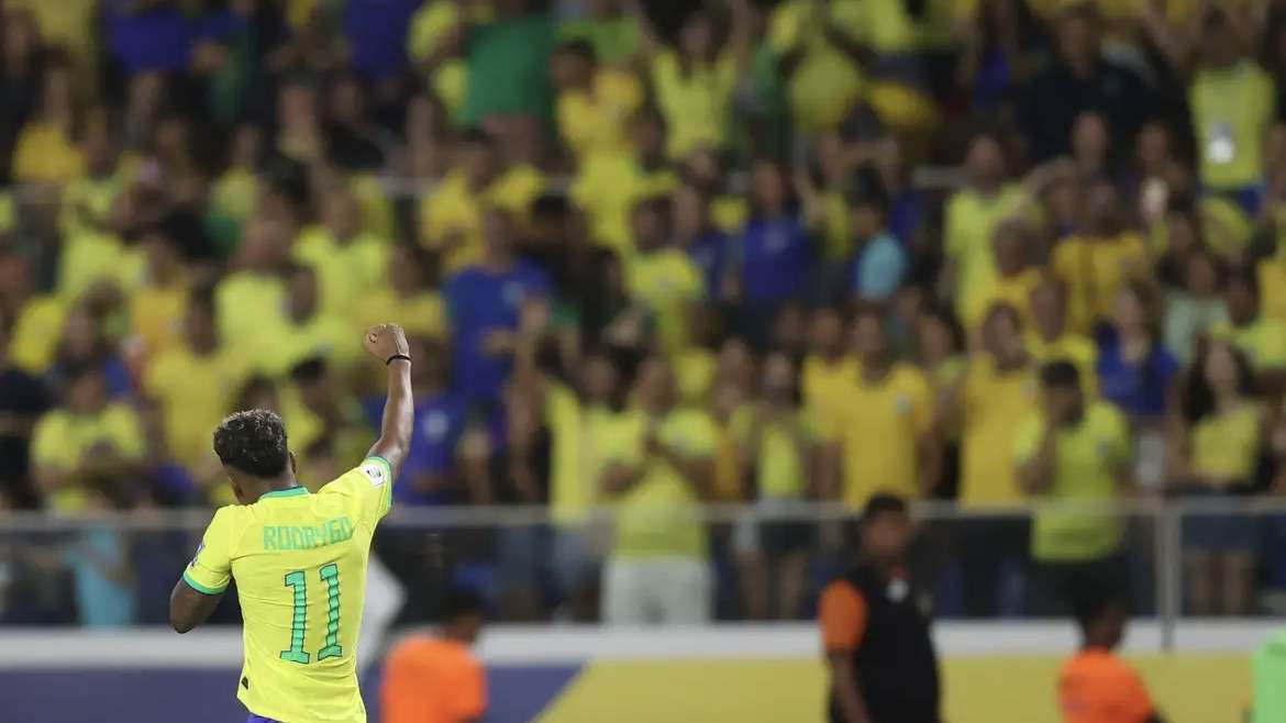 Brasil encara a Colômbia com seleção renovada em busca da liderança nas Eliminatórias.