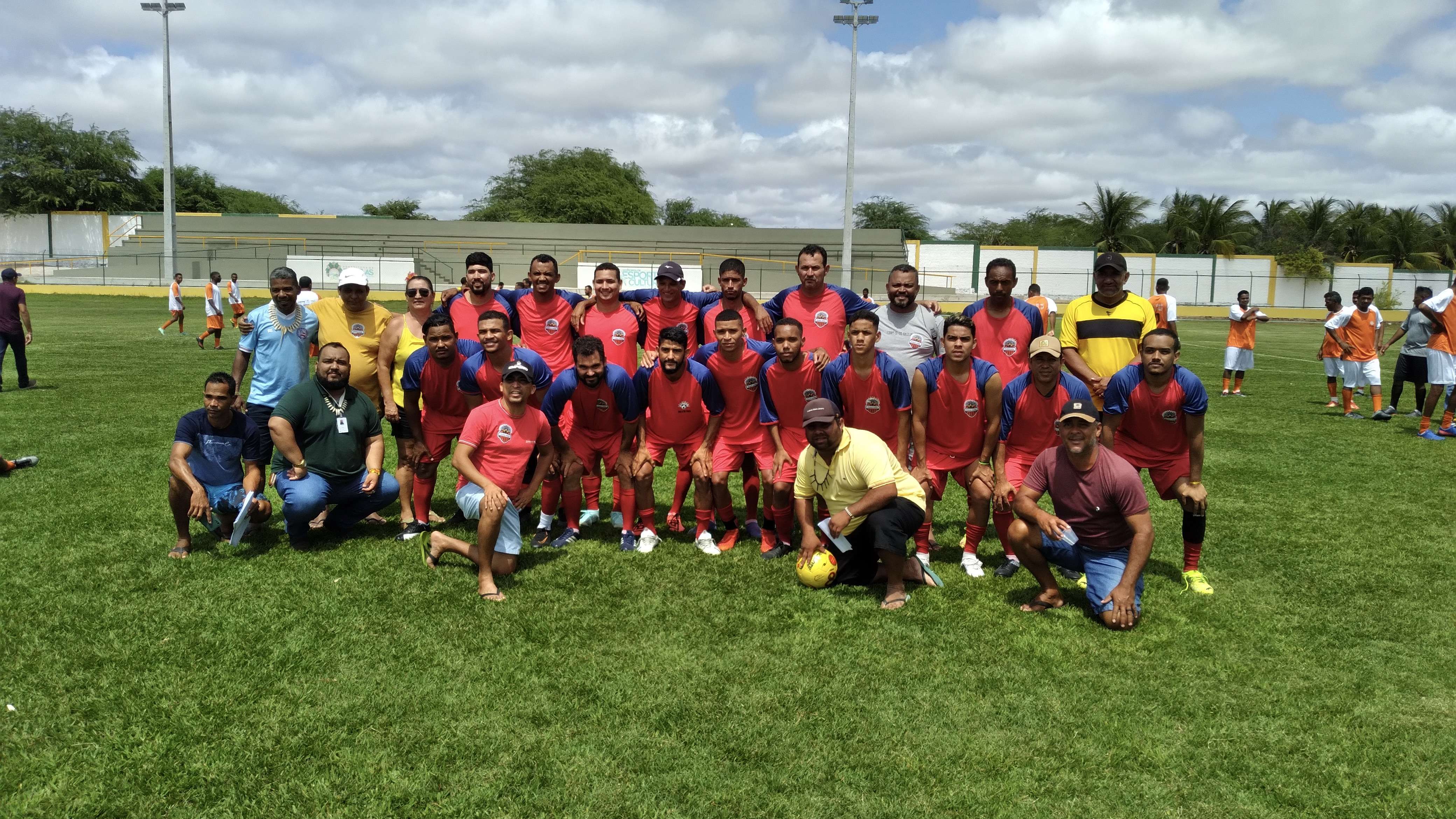 Copa indígena no estádio de Pituaçu: Disputa aclamada entre quatro etnias eleva o futebol e a cultura na Bahia.