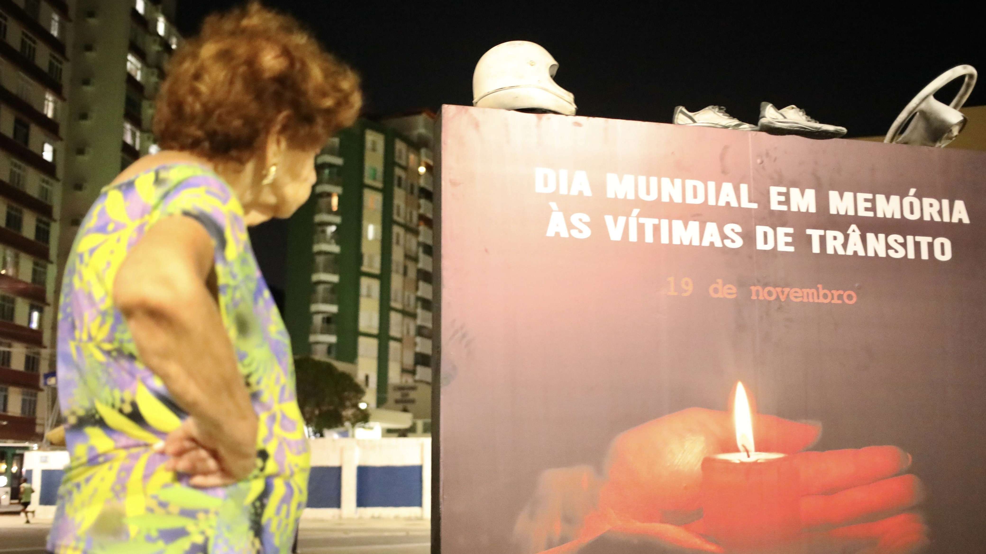 Salvador ilumina Farol da Barra em memória às vítimas de trânsito