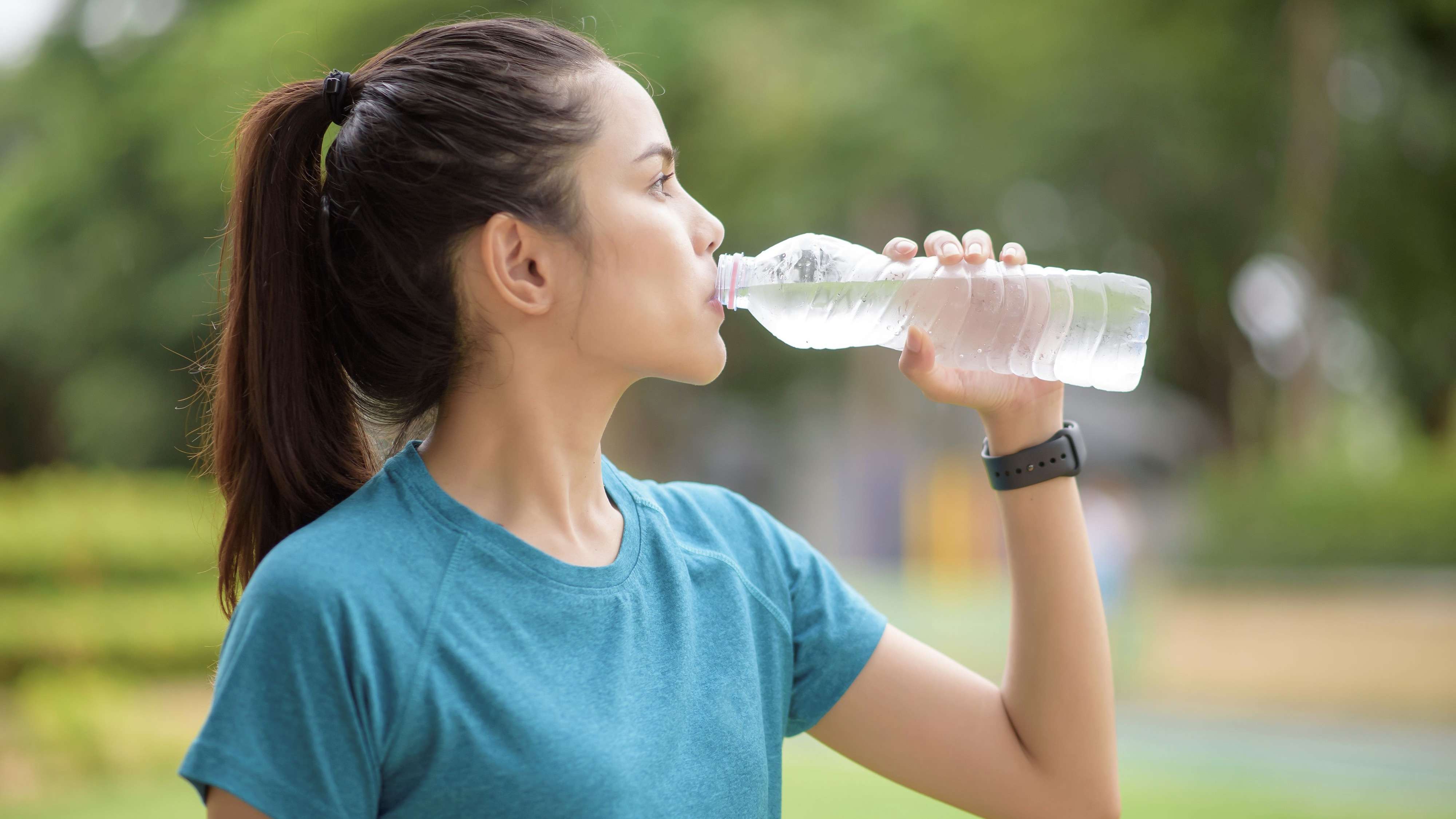 Cuidados essenciais para atividades físicas no calor: Mantenha-se hidratado e saudável no verão.