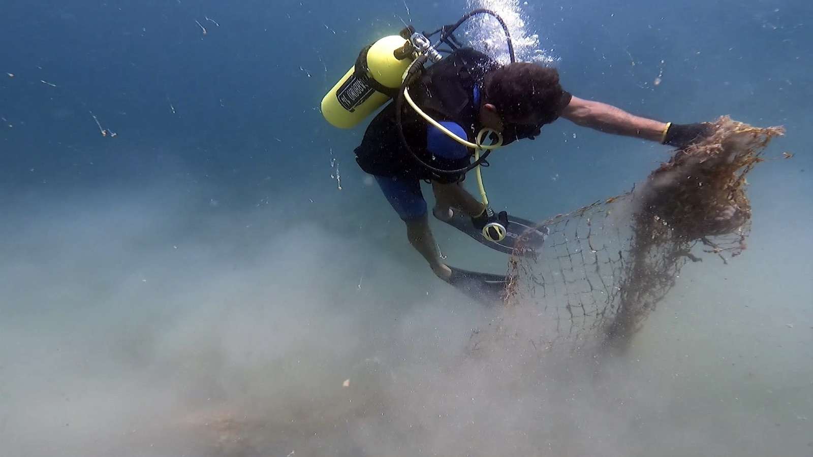 Projeto Mares realiza ação de limpeza submarina para preservação da Baía de Todos os Santos em Itaparica.