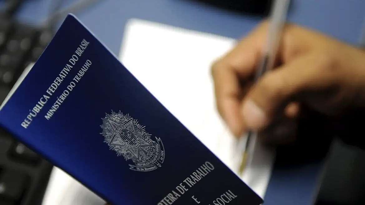 Brasil registra mais de 100 milhões de trabalhadores ocupados e taxa de desemprego no menor patamar desde 2015.