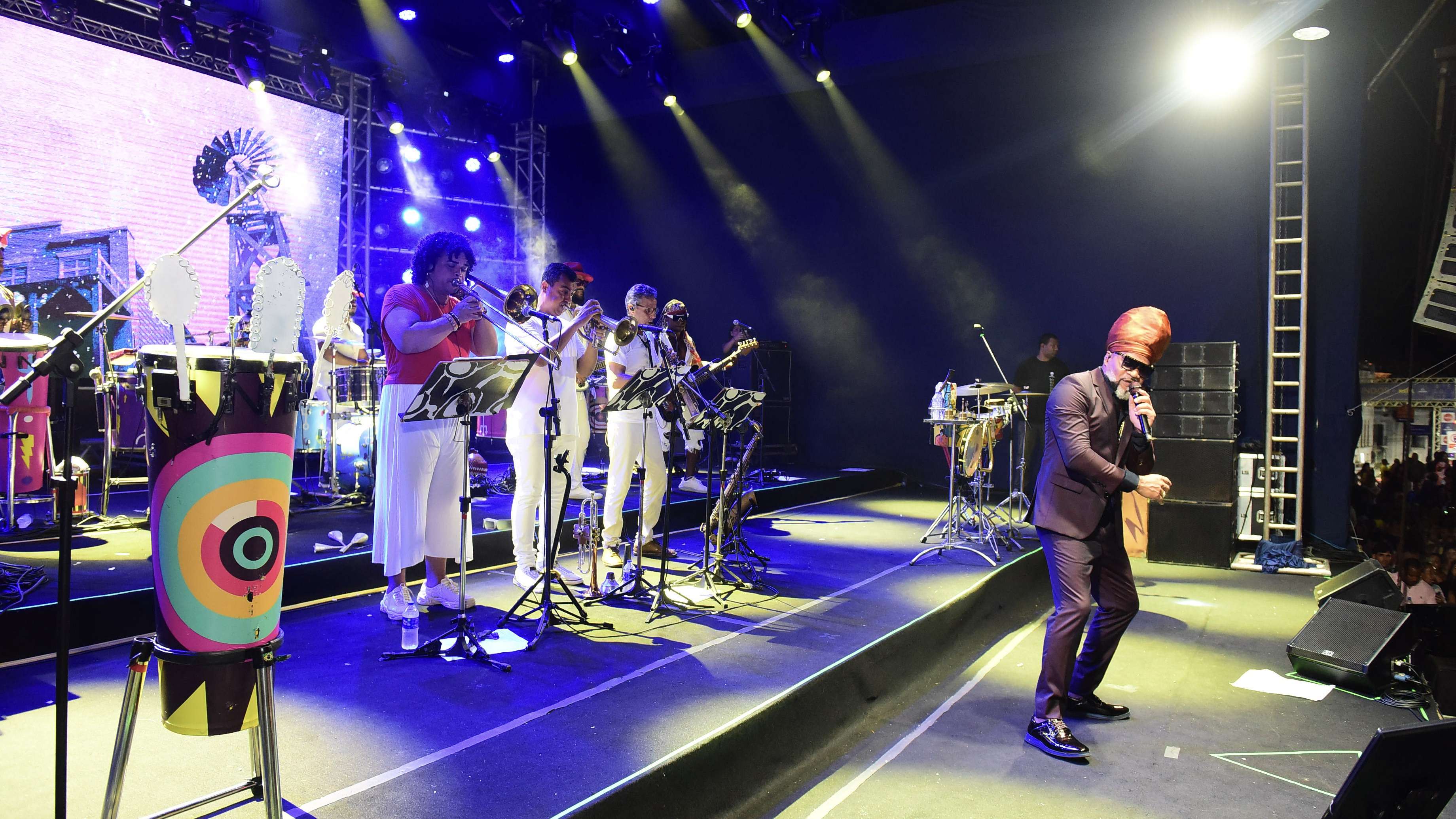 Natal Salvador: Carlinhos Brown encerra com brilho a programação de shows na praça municipal