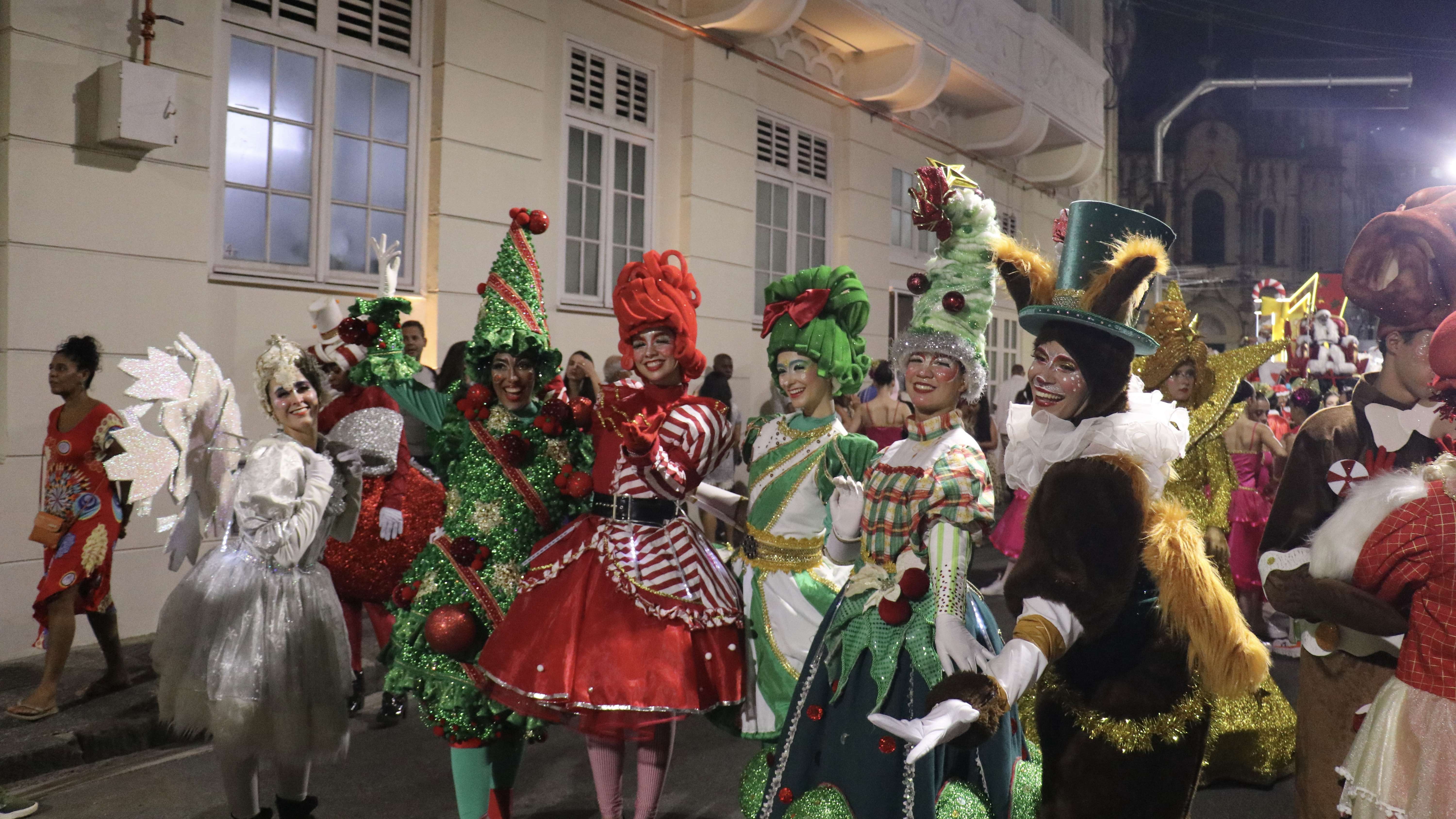 Desfile as folias de Papai Noel” ilumina o centro histórico de Salvador para o natal