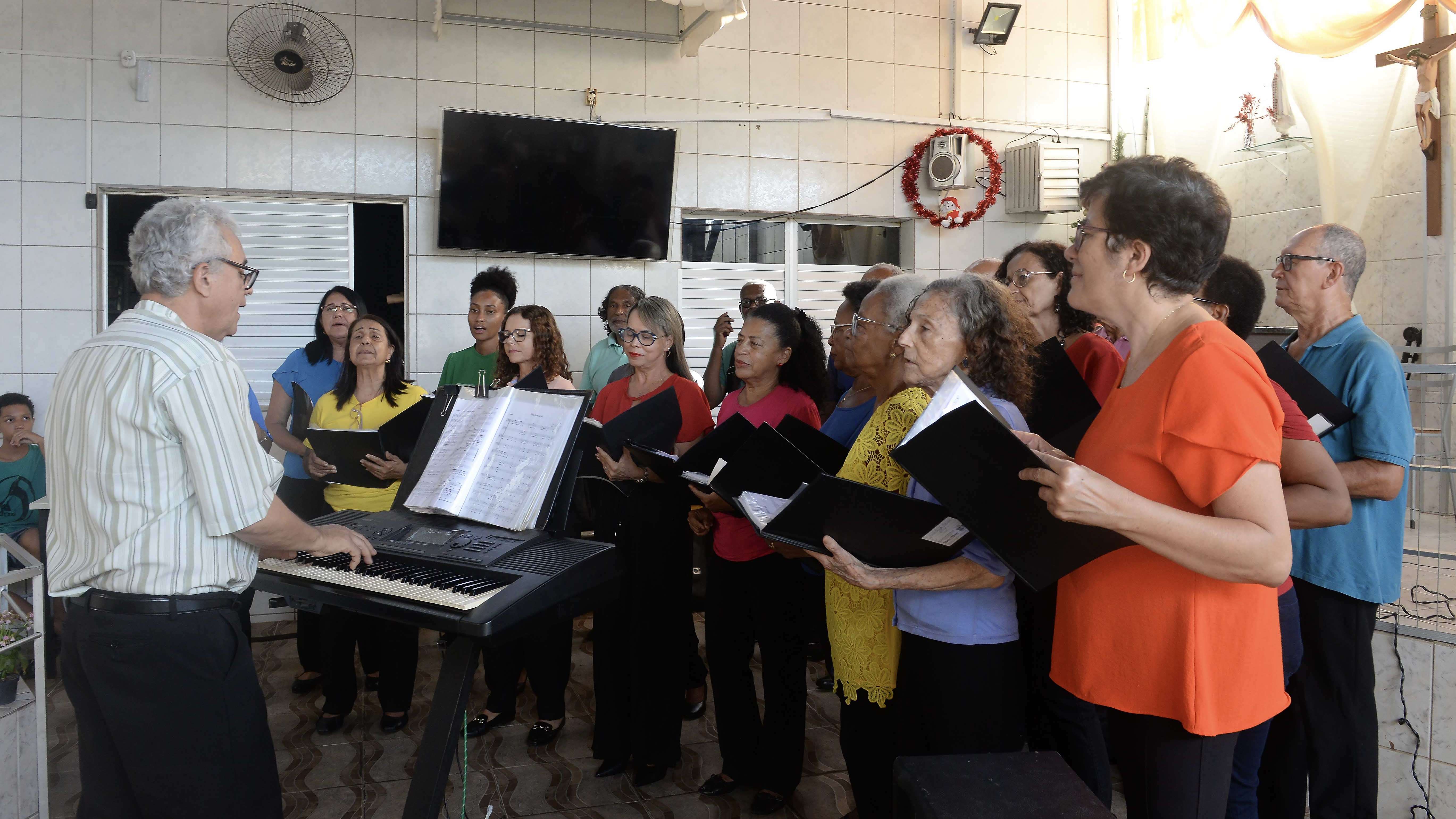 Coral da Cidade do Salvador leva espírito natalino a entidades beneficentes da cidade