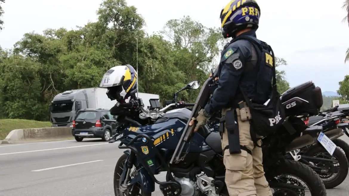 Operação fim de ano da PRF reforça fiscalização e orienta sobre segurança nas rodovias.