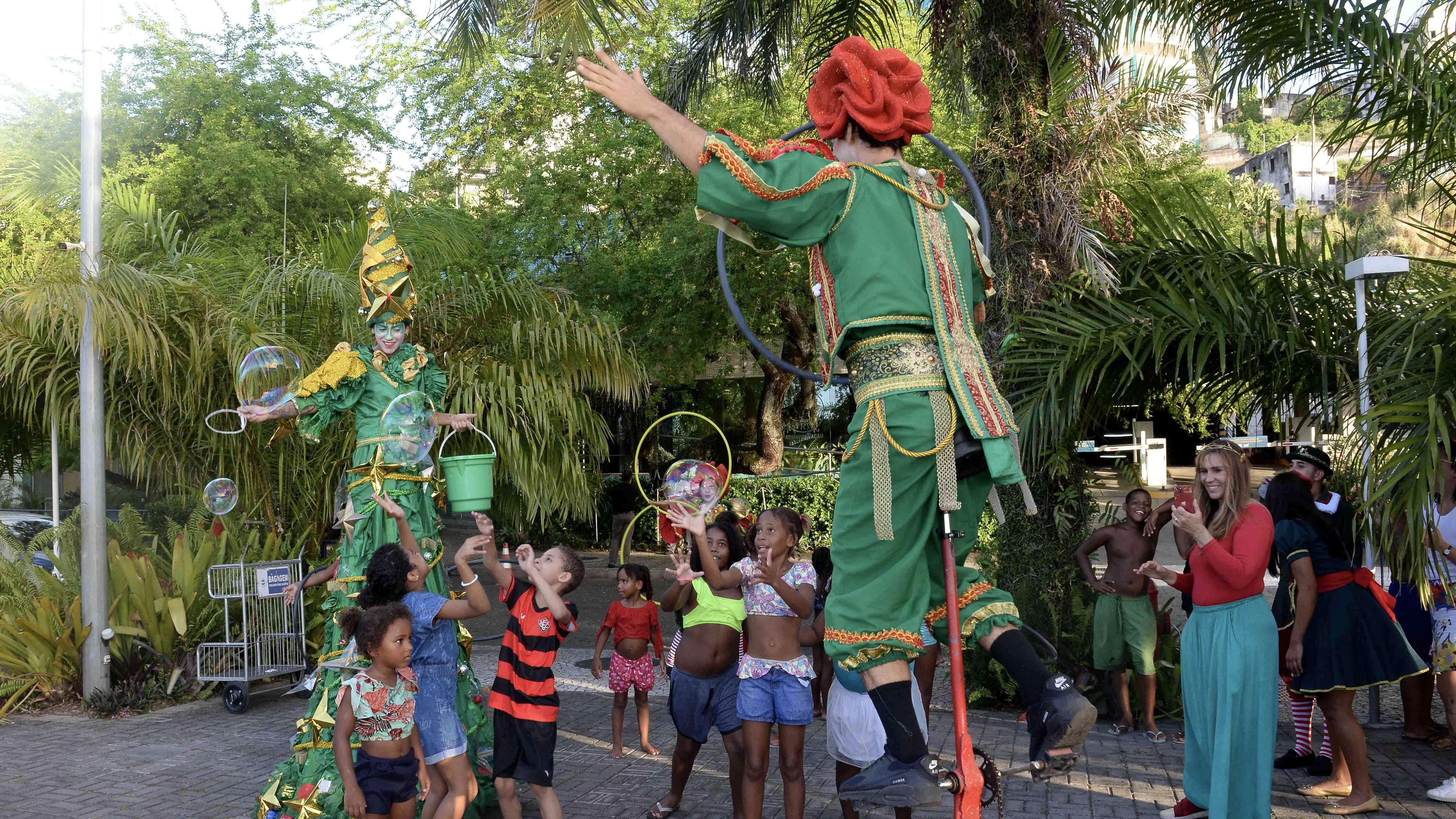 Prefeitura de Salvador inaugura árvore flutuante na Praia da Preguiça com ação especial para 100 crianças