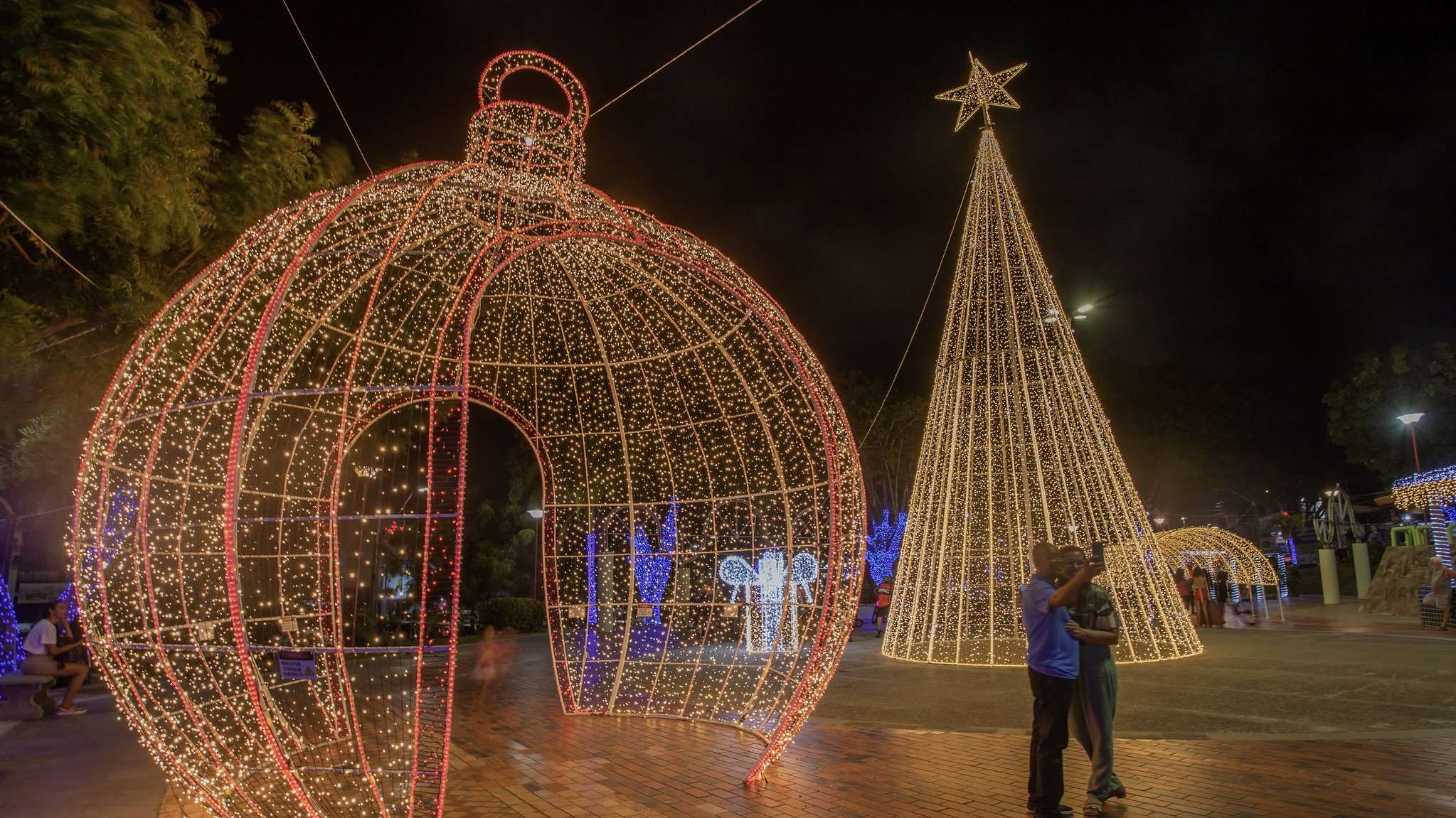 Lauro de Freitas brilha com mais de 100 mil microlâmpadas na decoração de Natal