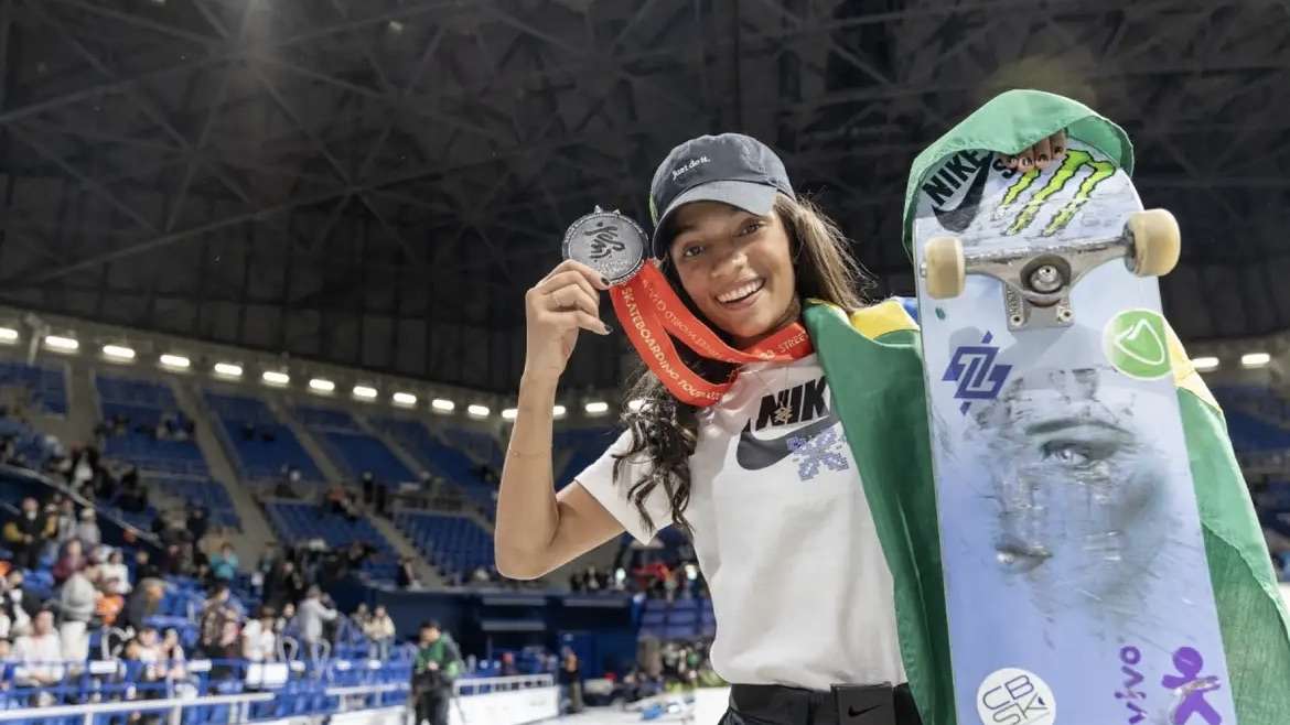 Rayssa Leal Brilha com medalha de prata no mundial de skate street no Japão