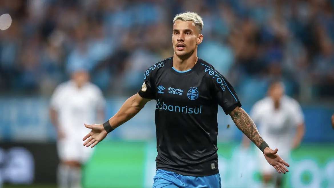 Grêmio vence e permanece na disputa pelo título brasileiro; Goiás é rebaixado