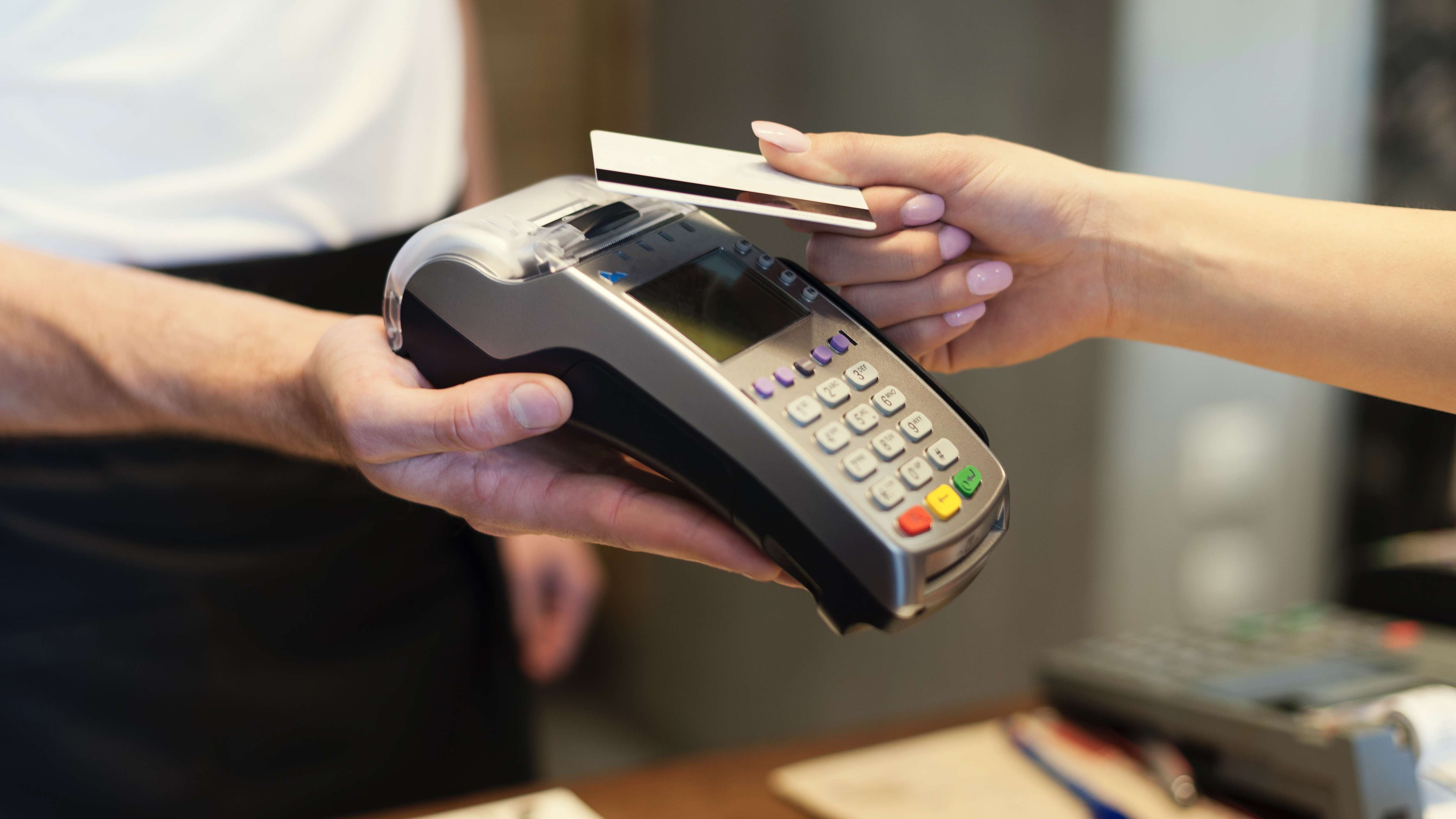 Problemas financeiros à vista: 33% dos consumidores brasileiros inadimplentes planejam compras de natal, revela pesquisa