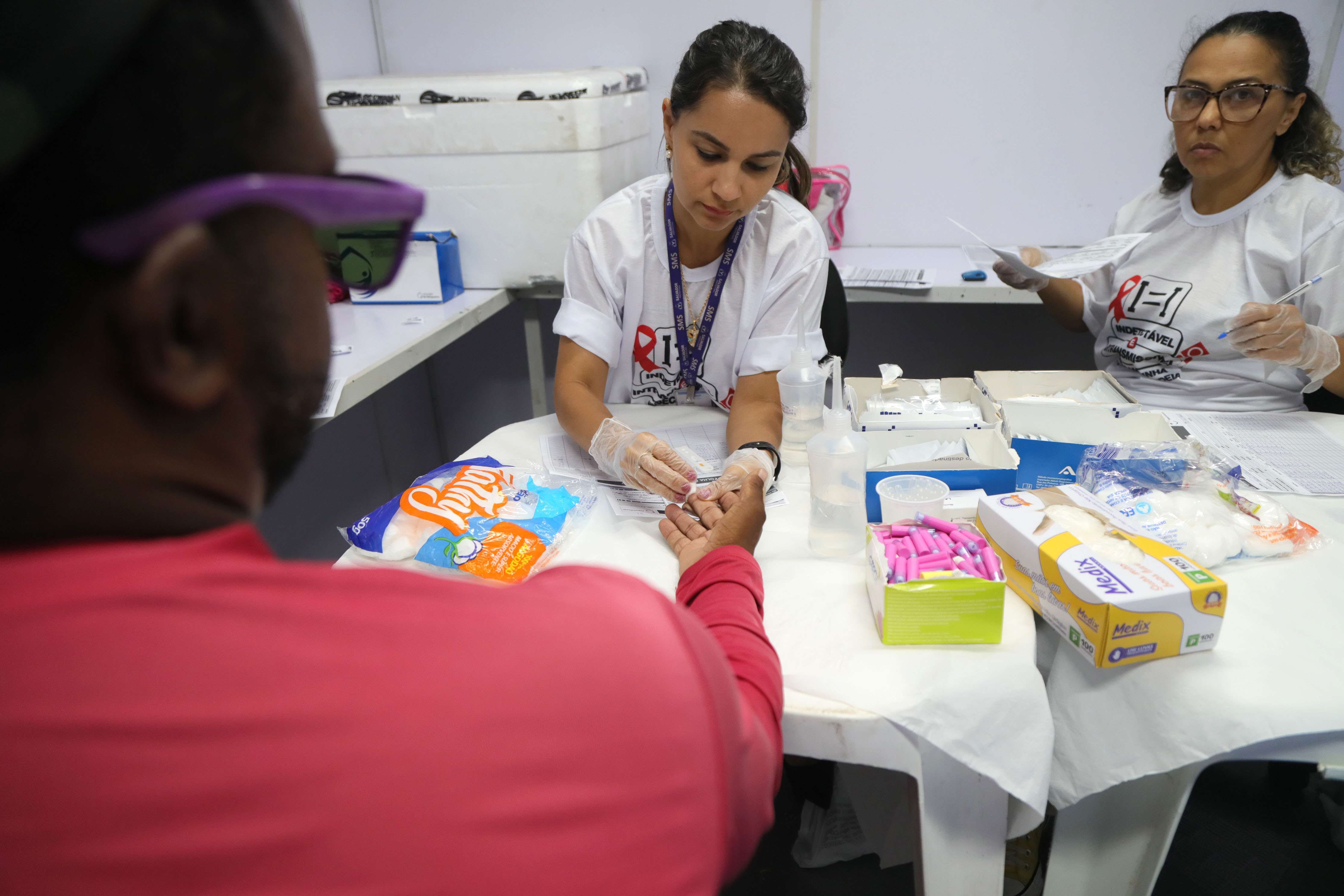 Campanha dezembro vermelho mobiliza baianos e turistas no Farol da Barra.