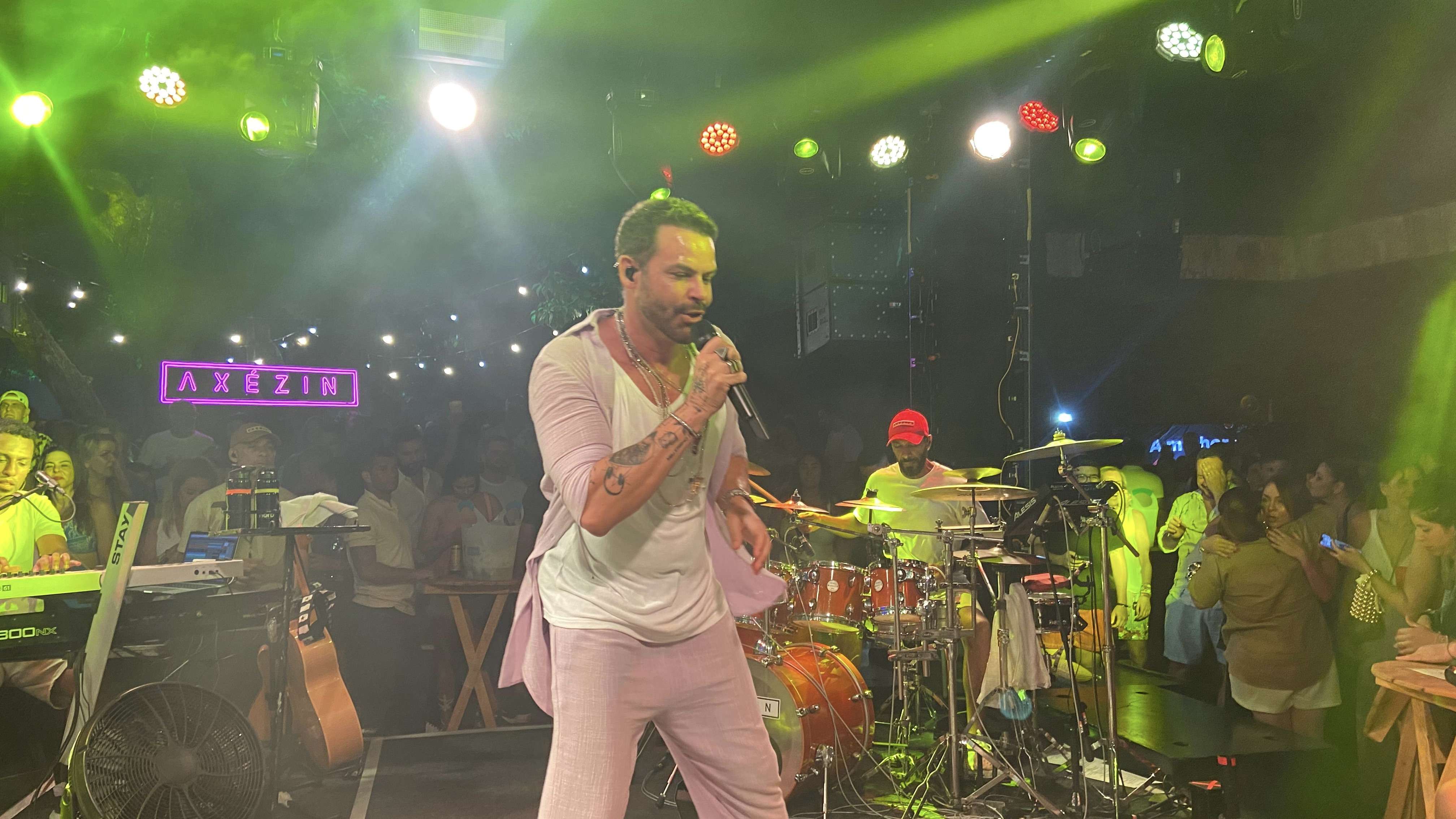 "Axézin" Natalino: Alexandre Peixe encanta Salvador com show tradicional.