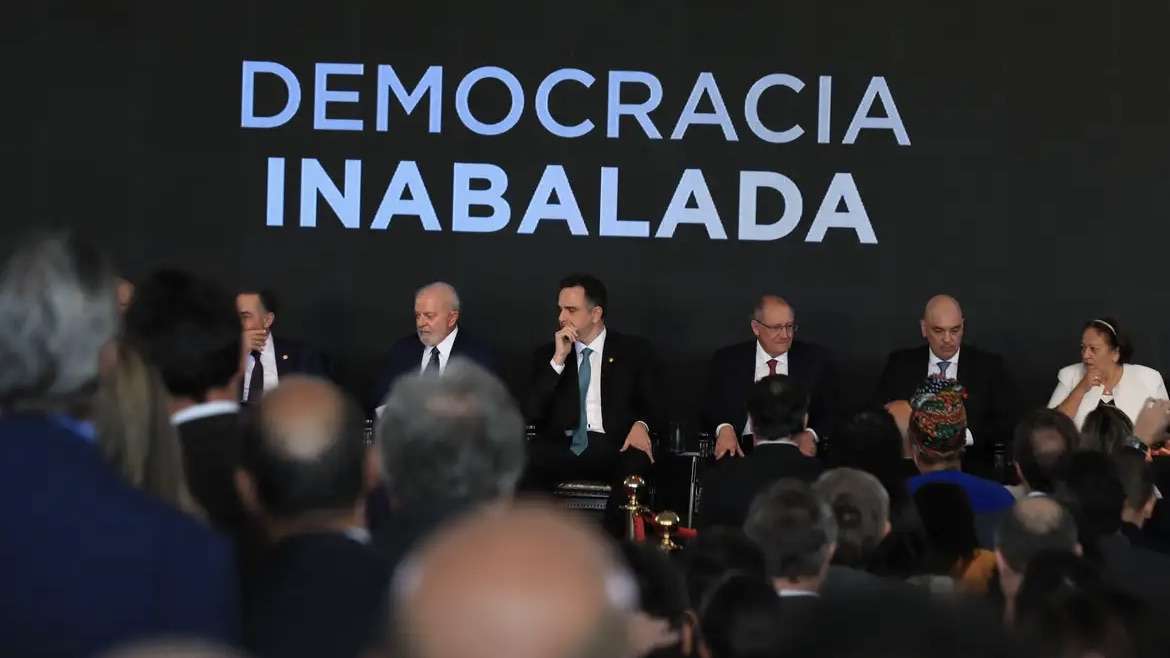 Ministro Alexandre Moraes afirma que responsabilizará todos os envolvidos nos atos antidemocráticos em atividade pró-democracia no Congresso Nacional.