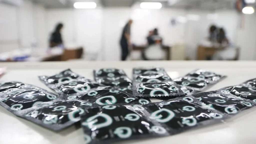 Governo da Bahia reforça ações de prevenção em saúde no carnaval com testagem de ISTs e distribuição de preservativos.