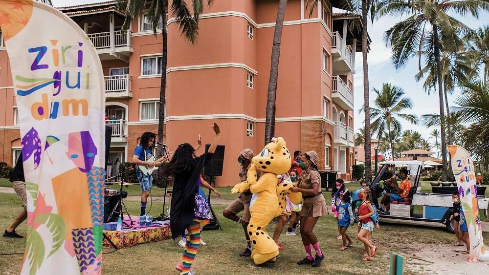 Costa do Sauípe anuncia carnaval "Ziriguidum" com abadás personalizados e ritmos brasileiros.