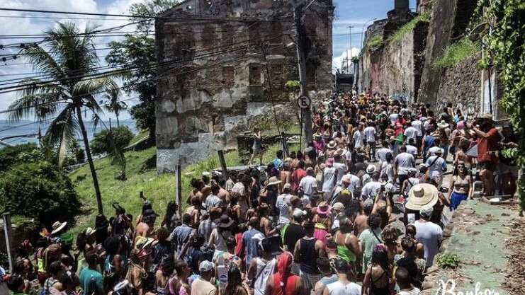 Um cortejo de música, exposição e reflexão sobre o direito à cidade.