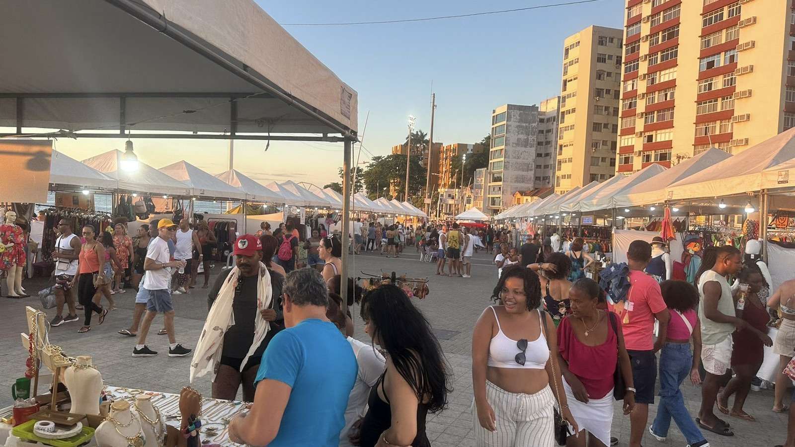 Feira de variedades da ACEB ilumina o Farol da Barra em edição de verão com a Primeira Parada do Orgulho de Pessoas com Deficiência na Bahia