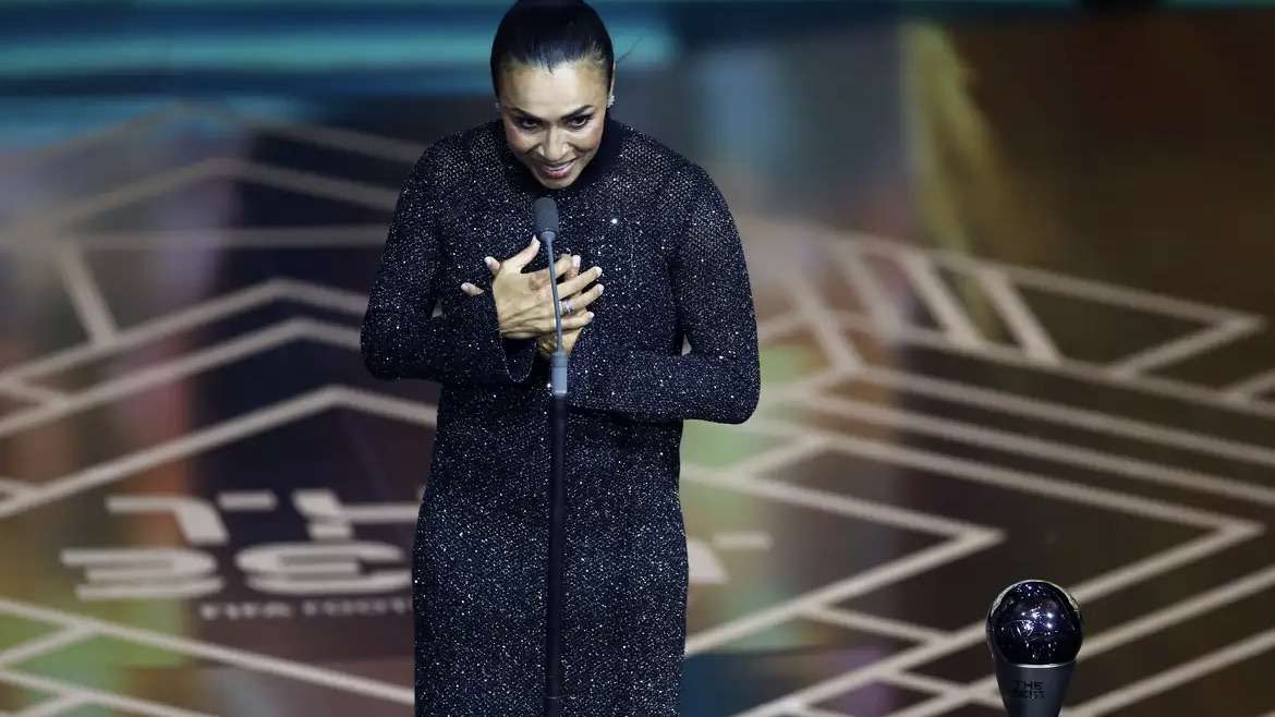 Cerimônia da Fifa The Best: Aitana Bonmatí e Lionel Messi recebem prêmios de melhores do mundo