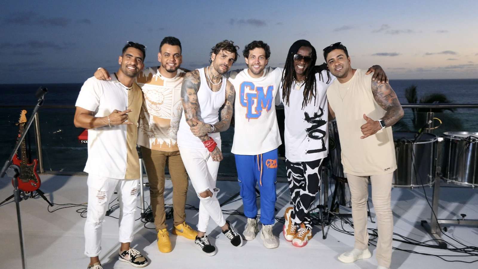 Jammil e uma noites eleva a antecipação carnavalesca em performance à Beira da Baía