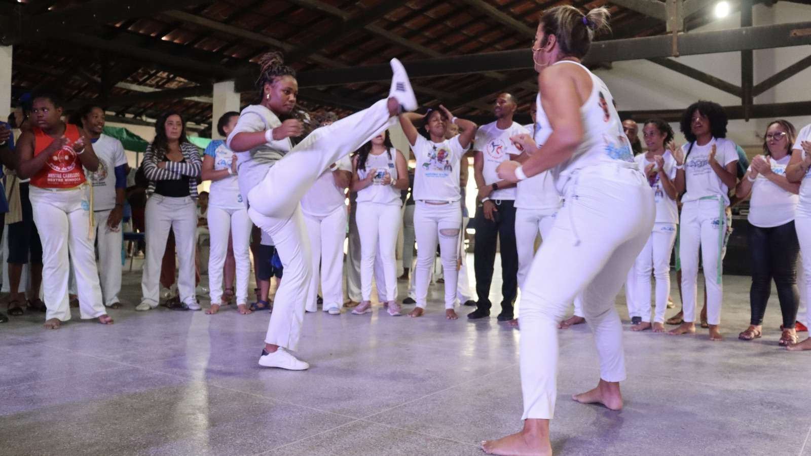Histórico Álbum 'Ela é Mulher Capoeira' eleva o protagonismo feminino nas raízes da Bahia.