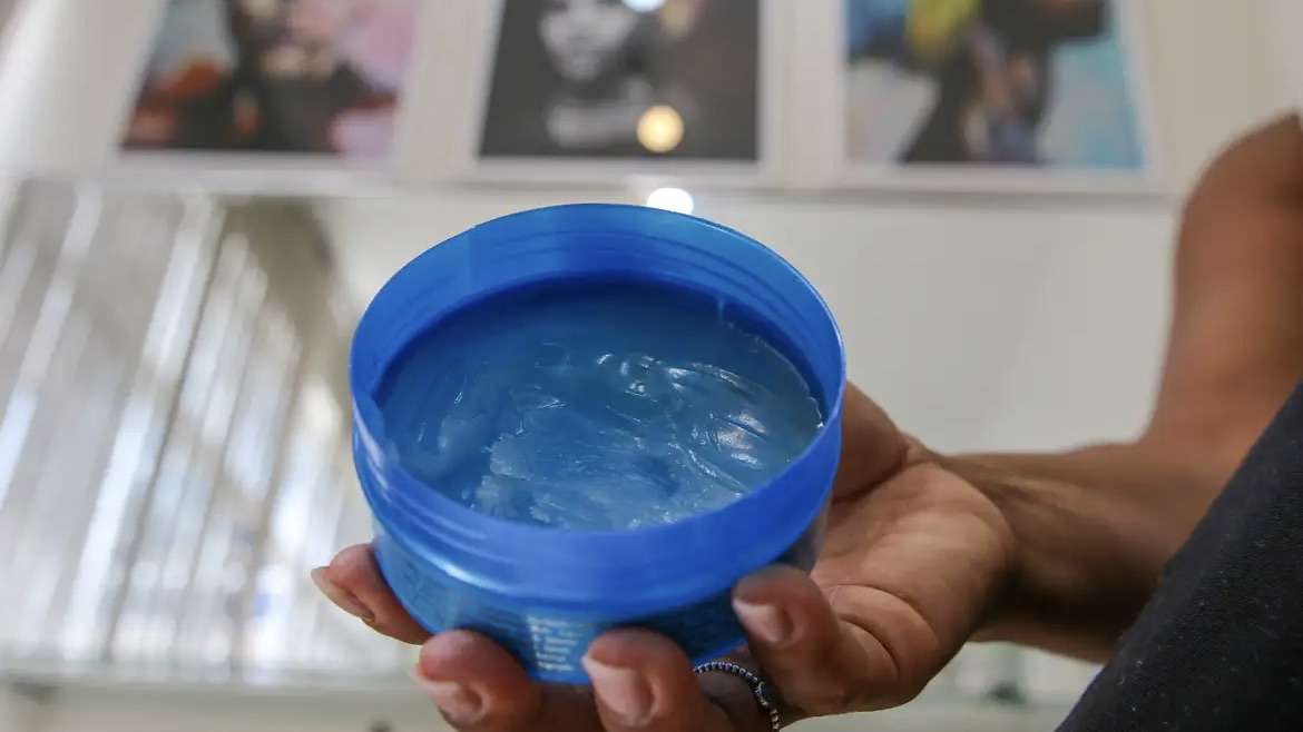 Alerta da Anvisa: Riscos no uso de pomadas para cabelo se tornam uma preocupação no Fim de Ano