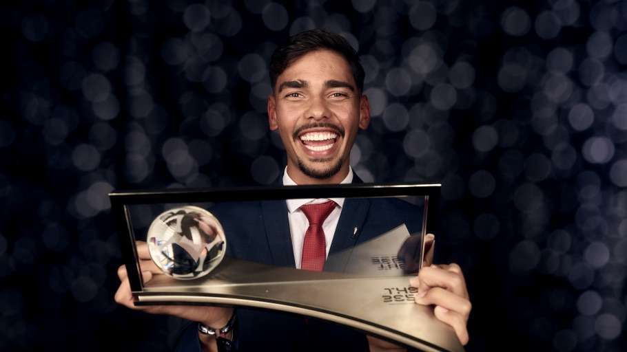 Guilherme Madruga recebe honraria do FIFA The Best ao vencer o prêmio Puskás pelo gol mais belo de 2023