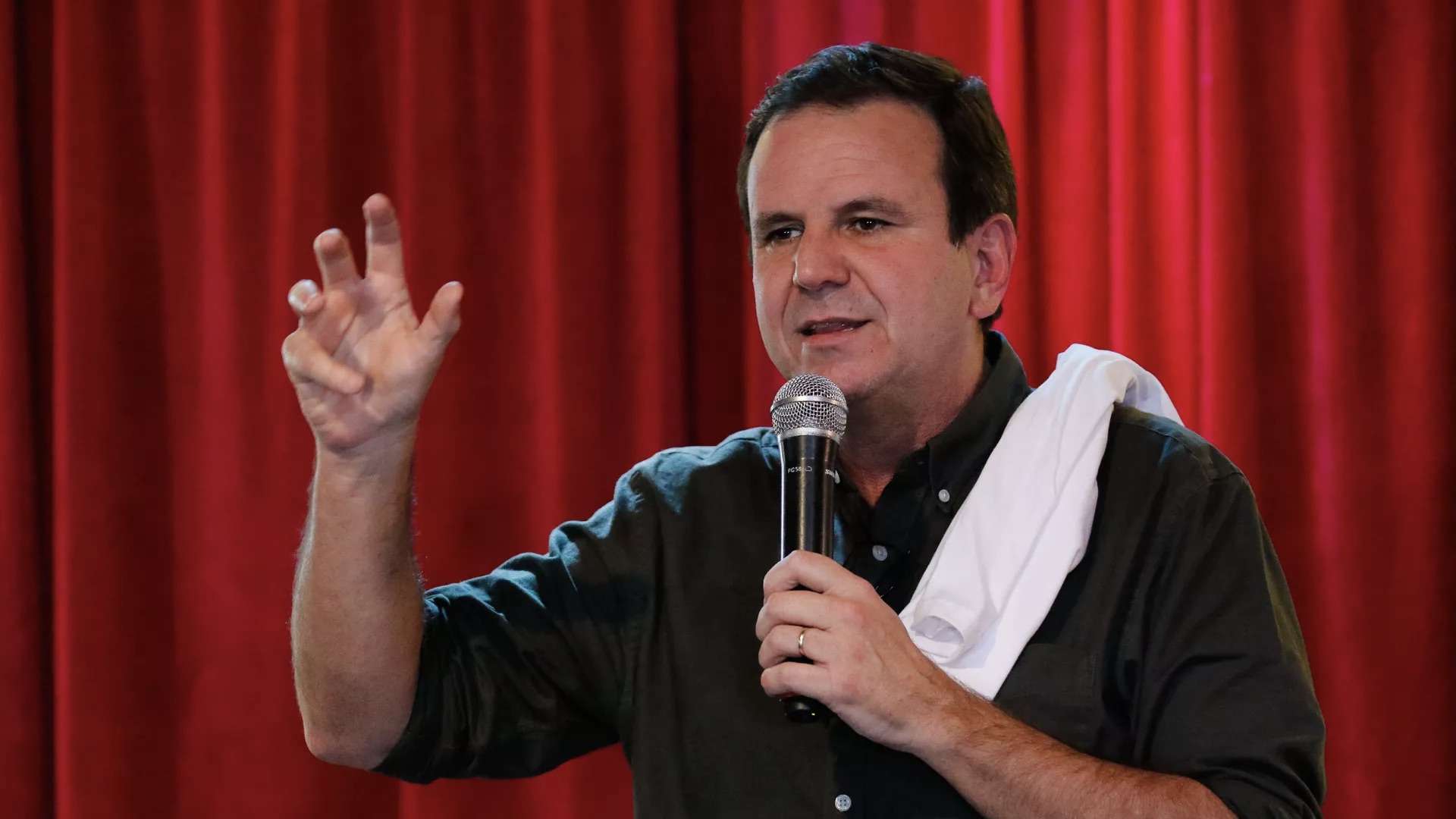 Prefeito do Rio de Janeiro denuncia extorsão de R$ 500 mil por parte do crime organizado para liberar obra pública