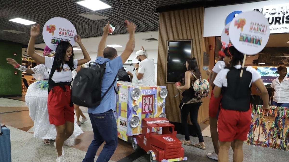 Turistas recebem boas-vindas para o Carnaval da Bahia.