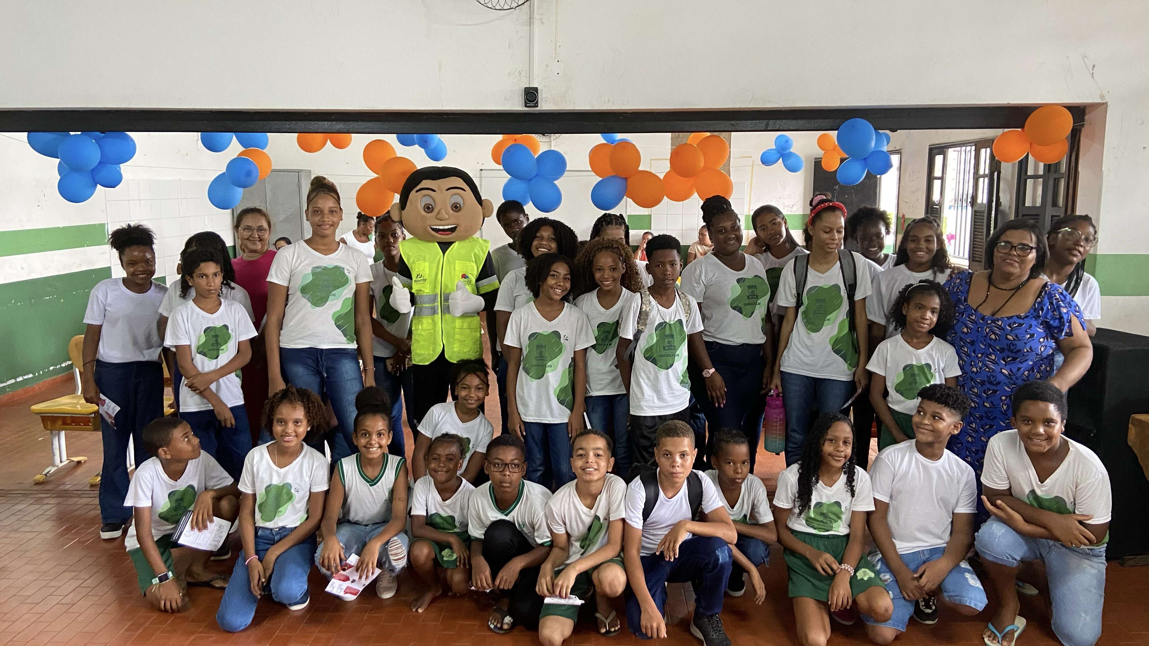 Blitz Educativa em Escola de Simões Filho promove vonscientização sobre segurança viária.