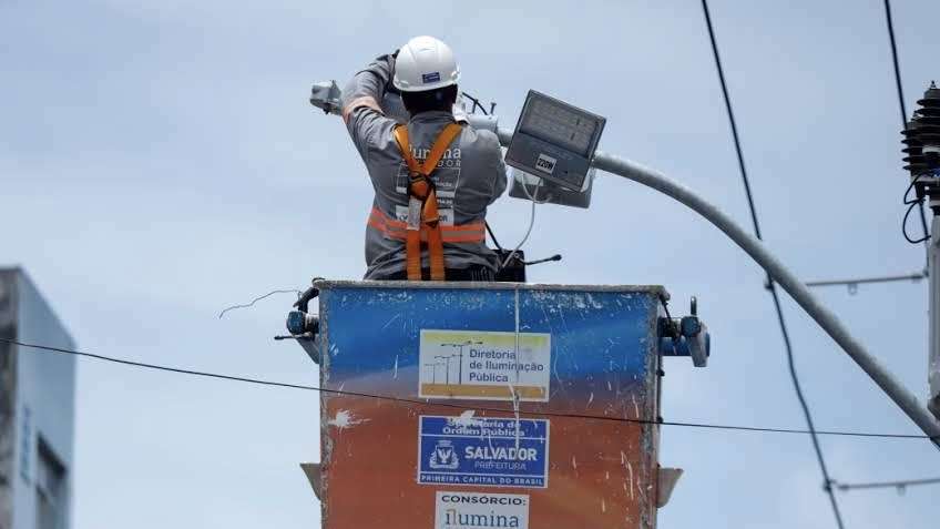 Reaproveitamento de projetores de LED do Carnaval iluminará campos e quadras em Salvador
