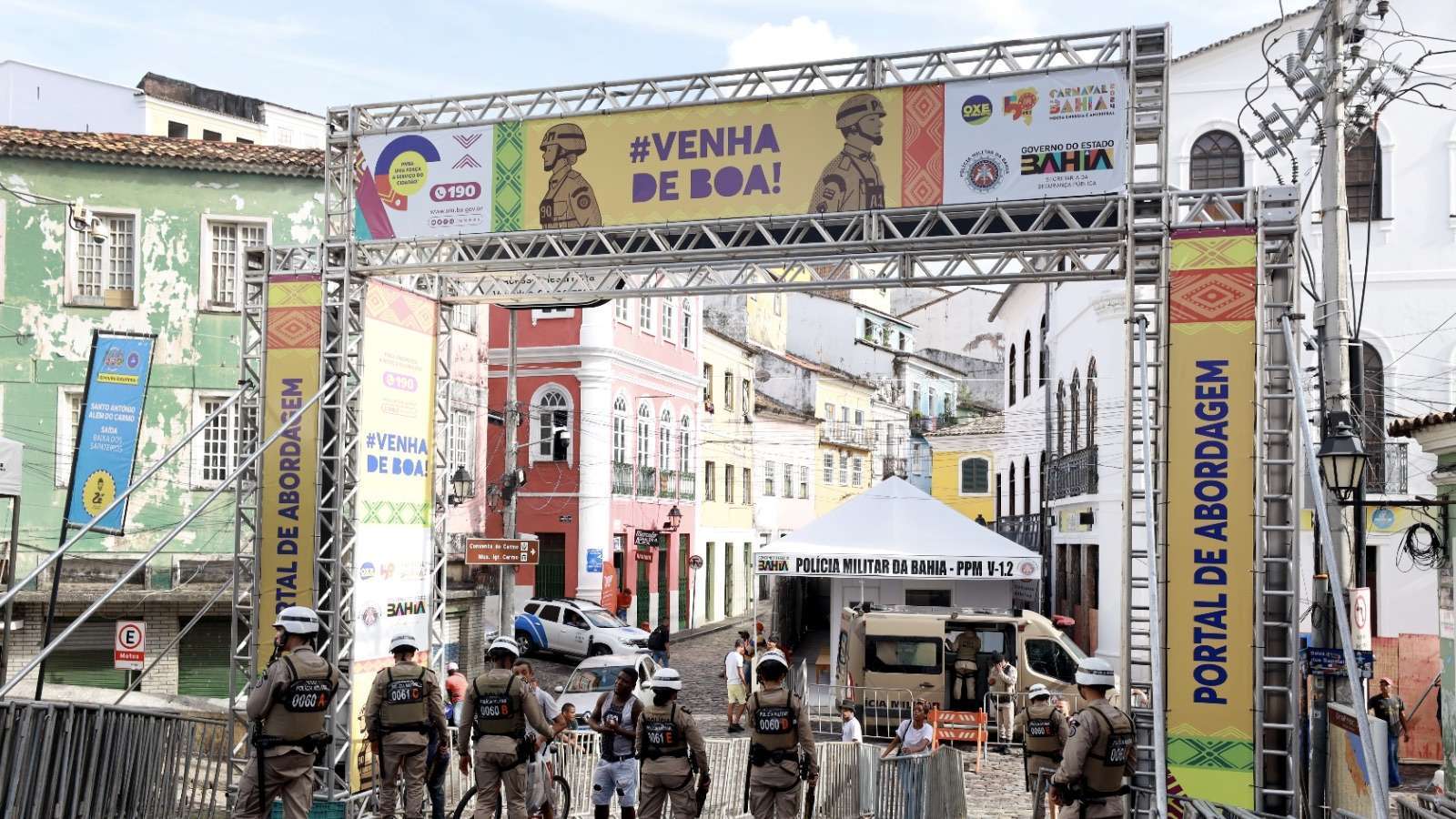 Polícia Militar reforça segurança com portais de abordagem no Carnaval de Salvador.