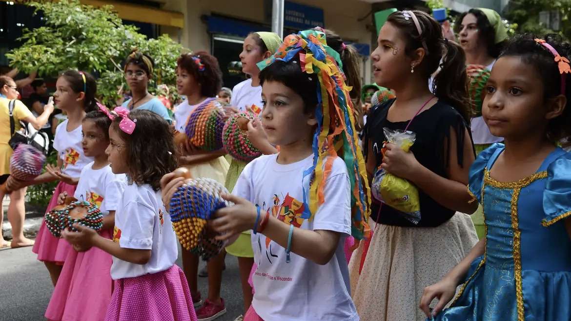 Carnaval sem riscos, orientações para cuidar das crianças durante a folia