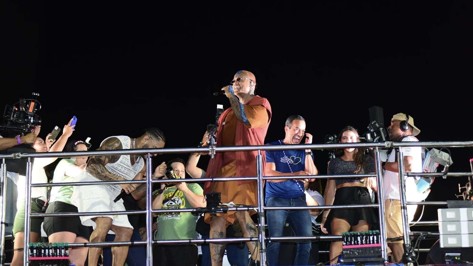 Pipoco leva Léo Santana sem cordas para os foliões no quarto dia de pré-Carnaval de Salvador