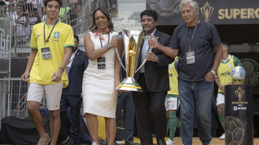 Homenagens aos gigantes do futebol no Mineirão lotado