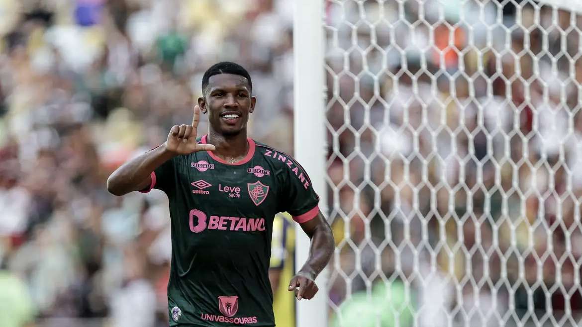 Fluminense derrota madureira e reassume liderança do Carioca; Grêmio goleia e Atlético-MG vence no Mineiro.