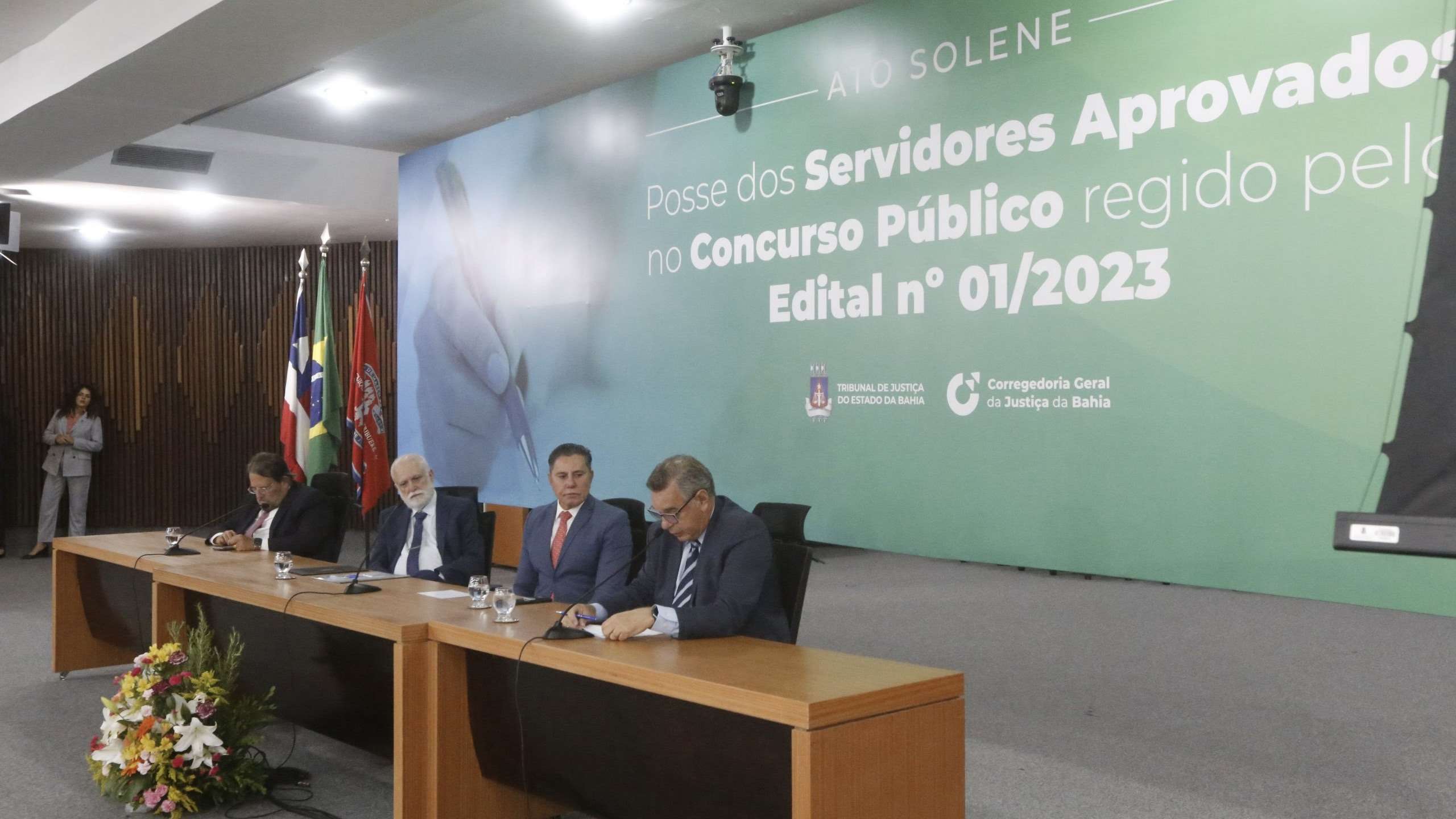 TJBA dá posse a 72 novos servidores para cargos de analista e técnico judiciário.